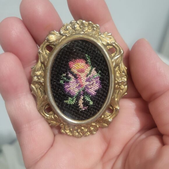 Vintage Petit Point Needlepoint Embroidered Floral Brooch Pin Flowers Black Gold - Picture 6 of 12